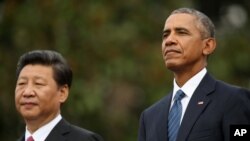 2015년 9월 백악관 환영행사에서 바락 오바마 대통령(오른쪽)과 시진핑 중국 국가주석이 나란히 서 있다.