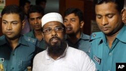 FILE - Mufti Abdul Hannan (c) leader of banned radical group Harkatul Jihad al Islami, stands at a court in Dhaka, Bangladesh, June 16, 2014. 