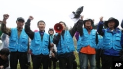 지난해 10월 임진각 주변에서 한국 탈북자단체 관계자들이 대북 전단 살포를 시도하다 경찰의 통제로 막히자 구호를 외치고 있다. (자료사진)