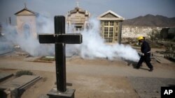 Au Pérou, la fumigation est utilisée pour prévenir la Dengue, le Chikunguya et le virus Zika. 20 janvier 2016. (AP Photo/Martin Mejia)