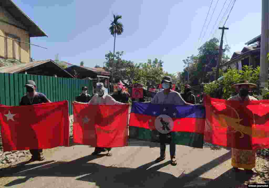 ពលរដ្ឋ​នៅ​ក្រុង Kalaymyo ក្នុងតំបន់ Sagaing ក្នុង​ប្រទេស​មីយ៉ាន់ម៉ា ធ្វើ​បាតុកម្ម​នៅ​ថ្ងៃ​នេះ ដើម្បី​ប្រឆាំង​នឹង​ដំណើរ​ទស្សនកិច្ច​របស់​លោក​នាយក​រដ្ឋមន្ត្រី ហ៊ុន សែន នៅ​ប្រទេស​មីយ៉ាន់ម៉ា។ (រូបថត៖ អ្នកសារព័ត៌មានពលរដ្ឋ)