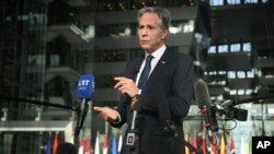Menteri Luar Negeri AS Antony Blinken berbicara kepada media di markas NATO di Brussel, Rabu (13/11). 