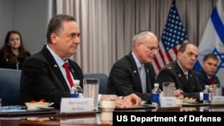 2025年7月18日，以色列国防部长伊斯雷尔·卡茨(左一)在五角大楼与美国国防部长皮特·海格塞斯举行双边交流。