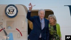 Wakil Presiden AS, Joe Biden dan istrinya, Dr. Jill Biden ketika tiba di bandara Ben Gurion di pinggiran Tel Aviv, Israel, Selasa (8/3).