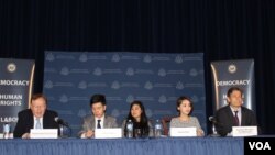 국무부에서 10일 '세계 인권의 날'을 맞아 북한 인권 대화가 열렸다. (사진 왼쪽부터 로버트 킹 국무부 북한인권특사, 탈북자 조셉 김 씨, 통역요원, 탈북자 박연미 씨, 톰 말리노스키 국무부 민주주의.인권.노동 담당 차관보)