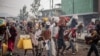 Des habitants transportent leurs biens alors qu'ils fuient Kibati, où les combats se sont intensifiés, en direction de la ville de Goma, le 26 janvier 2025. (Photo Jospin Mwisha / AFP)