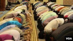 រូបឯកសារ៖ បុរស​ជនជាតិ​ខ្មែរ​ឥស្លាម​​​ជាង​១០០​នាក់ ​ថ្វាយបង្គំ​ព្រះនៅ​វិហារ​ឥស្លាម​​ឬ​ហៅ​ថា​ម៉ាស្ជិត​អាល់​សៀរិ័​កាល​ (​​Al-Serkal Mosque) នៅ​ថ្ងៃ​សុក្រ​ ទី​១០ ​ខែ​មិថុនា​ឆ្នាំ​២០១៦។ ​