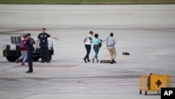 មនុស្ស​រត់​ចេញ​ពី​អកាសយានដ្ឋាន​នៅ​រដ្ឋ​ Florida បន្ទាប់​ពី​ខ្មាន់​កាំភ្លើង​បាន​បាញ់​សម្លាប់​មនុស្ស​ជា​ច្រើននាក់កាល​ពី​ថ្ងៃ​សុក្រ មុន​ពេល​ជន​នោះ​ត្រុវ​បាន​ចាប់​ខ្លួន។