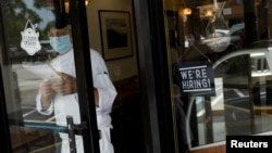 ARHIVA - Oglas za zapošljavanje na ulazu u restoran u Majamiju 