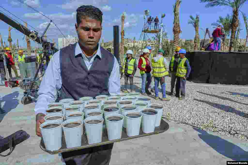 Stewards mixed each cup of coffee to a shade of brown that works as a pixel in the mosaic installation. (H. Elrasam/VOA)
