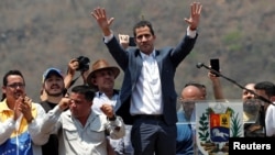Pemimpin Venezuela Juan Guaido, yang dianggap presiden sementara, mengikuti unjuk rasa menentang Presiden Venezuela Nicolas Maduro di Valencia, Venezuela, 16 Maret 2019.