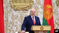 آلکساندر لوکاشنکو، رئیس جمهور بلاروس، در حال ادای سوگند در مراسم تحلیف در کاخ استقلال در مینسک. ۲۳ سپتامبر ۲۰۲۰