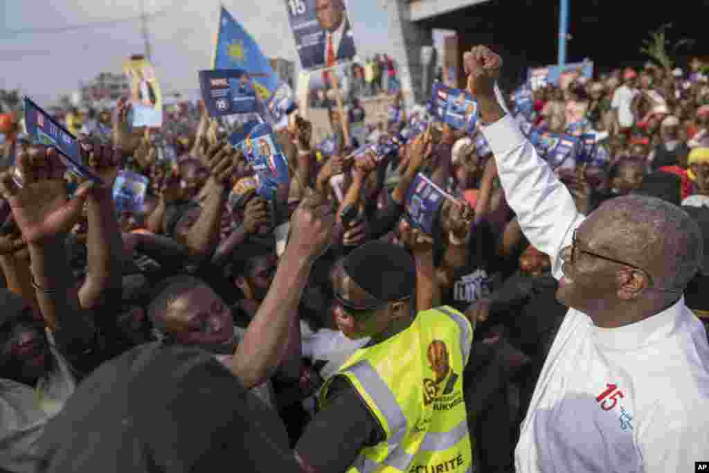 Mshindi wa tunzo ya amani ya Nobel 2018, Dk Denis Mukwege akiwapungia mkono wafuasi walojitokeza kumunga mkono Goma