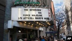 Antrian pembeli karcis menonton film "The Interview" di gedung bioskop "The Cinema Village", New York (25/12).