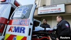 Ekipe hitne pomoći ispred bolnice u Bruklinu, u Njujorku