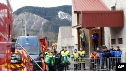 ក្រុម​រុករក​និង​មន្រ្តី​សន្តិសុខ​ការពារ​កន្លែង​ដាក់​សាកសព​បណ្តោះ​អាសន្ន​ ​រៀប​ចំ​ទុក​សម្រាប់​ជន​រងគ្រោះ​១៥០​នាក់​ដែល​ស្លាប់​នៅ​ក្នុង​ការធ្លាក់​យន្តហោះ​របស់​ក្រុមហ៊ុន​អាកាសចរណ៍​ Germanwings នៅ​ក្នុង​តំបន់​ភ្នំ ​Alps ប្រទេស​បារាំង​ កាល​ពី​ថ្ងៃ​ពុធ​ ទី​២៥​ ខែ​មីនា​ ឆ្នាំ​២០១៥។