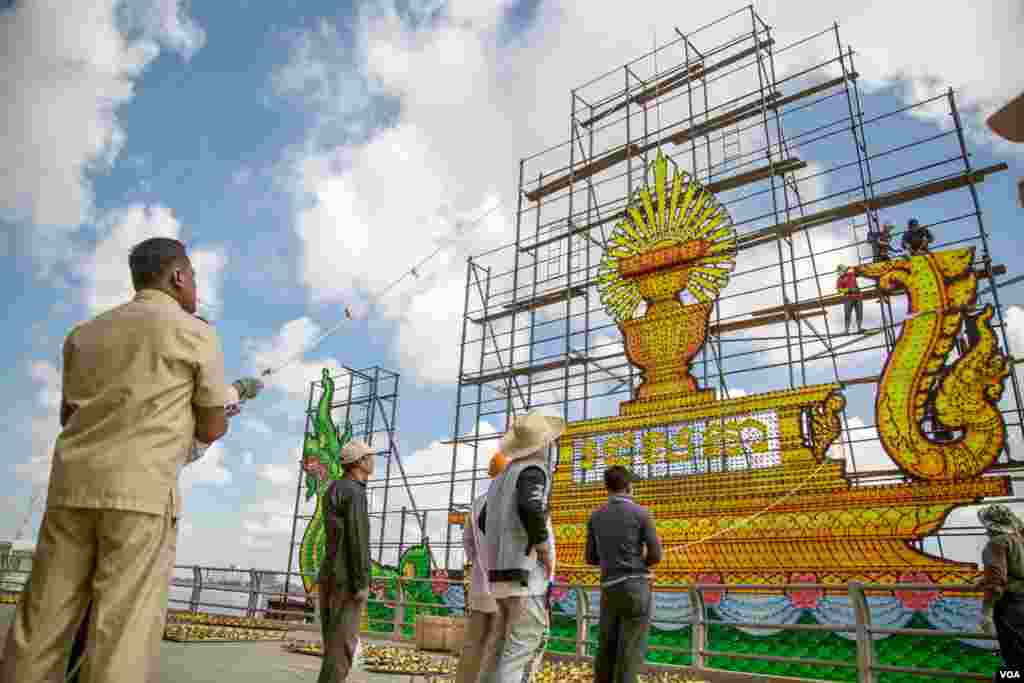 ទិដ្ឋភាពទូទៅនៃការរៀបចំប្រទីបដើម្បីអបអរពិធីបុណ្យអុំទូក សំពះព្រះខែដែលប្រព្រឹត្តិទៅនៅដើមខែវិច្ឆិកា នៅក្នុងទីក្រុងភ្នំពេញ ប្រទេសកម្ពុជាកាលពីថ្ងៃទី២២ តុលា ២០១៧។ (ទុំ ម្លិះ/VOA)
