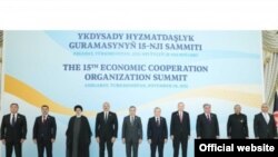 Peserta dari KTT Ekonomi ke-15 berkumpul untuk mekakuan foto bersama di Ashgabat, Turkmenistan, pada 28 November 2021. (Foto: Turkmenistan Foreign Ministry/website mfa.gov.tm)