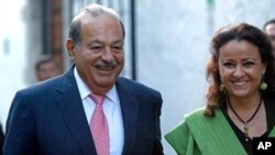 Carlos Slim Helu (kiri), pengusaha telekomunikasi Meksiko, tercatat sebagai pria terkaya di dunia dengan kekayaan mencapai $73 miliar menurut majalah Forbes (Foto: dok).