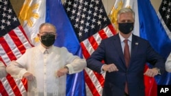 ទីប្រឹក្សា​សន្ដិសុខជាតិ​សហរដ្ឋអាមេរិក​លោក Robert O'Brien (ស្ដាំ) និង​រដ្ឋមន្ត្រី​ការបរទេស​ហ្វីលីពីន​លោក Teodoro Locsin Jr. ប៉ះ​កែងដៃ​គ្នា បន្ទាប់​ពី​ជំនួប​មួយ​នៅ​ក្រសួង​ការបរទេស​ហ្វីលីពីន​នៅ​ទីក្រុង ម៉ានីល ប្រទេស​ហ្វីលីពីន ថ្ងៃទី២៣ ខែវិច្ឆិកា ឆ្នាំ២០២០។ 