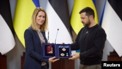 უკრაინის პრეზიდენტი ვოლოდიმირ ზელენსკი, ესტონეთის პრემიერ-მინისტრს, კაია კალასს პრინც იაროსლავ ბრძენის ორდერს გადასცემს. ჟიტომირი, უკრაინა. 24 აპრილი, 2023.