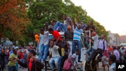 ពលរដ្ឋ​ស៊ីមបាវ៉េ​អបអរសាទរ​នៅ​ខាង​ក្រៅ​អគារ​សភា​ភ្លាមៗ​បន្ទាប់​ពី​ទទួល​បាន​ព័ត៌មាន​ថា លោក​ប្រធានាធិបតី Robert Mugabe បាន​លាលែង​ពី​តំណែង នៅ​ក្នុង​ក្រុង Harare ប្រទេស​ស៊ីមបាវ៉េ កាលពី​ថ្ងៃទី២១ ខែវិច្ឆិកា ឆ្នាំ២០១៧។