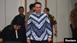 Gubernur DKI Jakarta, Basuki Tjahaja Purnama alias Ahok tiba di pengadilan untuk mendengarkan keputusan hakim atas kasus penistaan agama, di Jakarta, Selasa (9/5).
