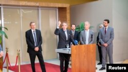 资料照片：国际原子能机构总干事格罗西在正式访问伊朗归来后在维也纳机场与媒体交谈。（2024年5月7日）