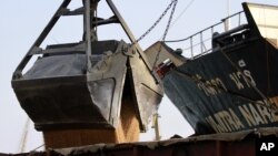 지난 2014년 12월 북한 남포항에서 곡물을 하역하고 있다.