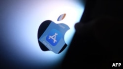 ILUSTRASI - Logo App Store terpantul dari iPhone di bagian belakang iMac di Los Angeles, 26 Agustus 2021. (Chris DELMAS/AFP)