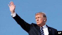 도널드 트럼프 미국 대통령이 16일 메릴랜드 앤드류스 공군기지에서 전용기에 오르고 있다.