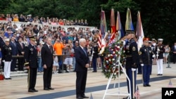 លោក​អនុ​ប្រធាន ​Mike Pence​ បាន​ដាក់​កម្រង​ផ្កា​នៅ​​កន្លែង​បញ្ចុះសព​យុទ្ធជន​នៅ ​Arlington កាលពី​ថ្ងៃទី២៧ ខែឧសភា ឆ្នាំ២០១៩។