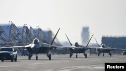 Jet tempur F-22 Angkatan Udara AS ikut serta dalam latihan bersama dengan Angkatan Udara Korea Selatan di pangkalan udara Kunsan, di Gunsan, Korea Selatan, 20 Desember 2022. (Foto: via Reuters)