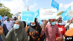 Les partisans de différents candidats présidentiels de l'opposition manifestent à Mogadiscio le 19 février 2021, après le report des élections le 8 février, et que la non démission du président Mohamed Abdullahi Mohamed, alias Farmajo, avait créé l'une des pires crises du pays.