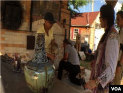 លោក​យ៉ារី លី​វ៉ាន់​ យក​កុលាលភាជន៍​ចេញ​ពី​ឡ។ (ពិន ស៊ីសុវណ្ណ/VOA)