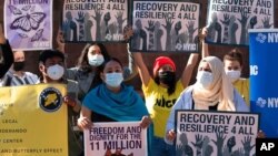 ARHIVA - Demonstranti u New Yorku traže od novoizabranog predsjednika Joea Bidena da mu imigraciona reforma bude prioritet, 9. novembar 2020. (Foto: AP)