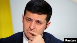 Presiden Ukraina Volodymyr Zelenskiy menghadiri konferensi pers bersama setelah pertemuan format-Normandia di Paris, Prancis 9 Desember 2019. (Foto: Reuters/Charles Platiau)