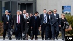 Negosiator utama kelompok Suriah Hadi al-Bahra (kedua dari kanan) dan Sekretaris Jenderal Dewan Nasional Suriah Badr Jamous (empat dari kanan) diba dengan delegasi oposisi pada pembicaraan perdamaian Suriah di Jenewa (25/1). (AFP/Philippe Desmazes)