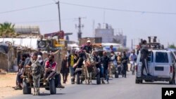 فلسطینی‌های آواره از رفح در حال ورود به رفتن به مرکز غزه - آرشیو