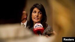 니키 헤일리 미국 대사가 29일 미국 뉴욕 유엔 본부에서 열린 안보리 회의 참석에 앞서 기자들의 질문에 답하고 있다.