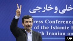 Mahmud Əhmədinejad FİFA rəsmilərini diktator adlandırıb