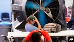 미국 애리조나주 피닉스 주민들이 노숙자 지원 센터에서 더위를 피하고 있다.