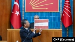 CHP Başkanı Özel MHP'nin x hesabından bir tweet gösterdi.