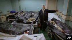 Մի կին լաց է լինում՝ կանգնած մռայլ նույնականացման սենյակում՝ Դամասկոսի Ալ-Մոջթահեդ հիվանդանոցի դիահերձարանում 11 դեկտեմբերի, 2024թ.: