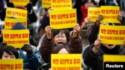 지난 2011년 12월 한국 서울에서 열린 유엔 인권의 날 행사에서 북한의 인권 상황을 규탄하는 시위가 열렸다. (자료사진)