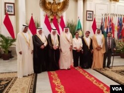 Menteri Luar Negeri Retno Marsudi, Sekretaris Jenderal GCC (Dewan Kerjasama Teluk) Abdul Latif bin Rasyid al-Zayani bersama delegasi di kantor Kementerian Luar Negeri di Jakarta, Rabu, 28 Agustus 2019. (Foto: VOA/Fathiyah)