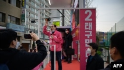 한국 국회의원선거에 미래통합당 소속으로 출마한 태영호 전 영국주재북한공사가 지난 6일 강남구 유세에서 연설하고 있다. 태 전 공사는 한국 망명하면서 등록한 '태구민'이란 이름으로 입후보했다.