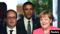 Presiden Perancis Francois Hollande (kiri), Presiden AS Barack Obama dan Kanselir Jerman Angela Merkel dalam KTT G7 di Kruen, Jerman (8/6). (Reuters/John Macdougall)