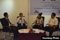 វាគ្មីន​មក​ពី​គណបក្ស​ប្រឆាំង និង​ក្រុម​សង្គម​ស៊ីវិល​ពិភាក្សា​អំពី​«‍សេរីភាព​កំពុង​តែ​បង្កើត? ខ្លឹមសារ និង​តថភាព​នៃ​រដ្ឋធម្មនុញ្ញ​កម្ពុជា?» នៅ​ក្នុង​ការ​តស៊ូ​មតិ​មួយ​ដែល​ត្រូវ​បាន​រៀប​ចំ​ឡើង​ដោយ​មូលនិធិ​អាល្លឺម៉ង់ Friedrich Naumann កាល​ពី​ថ្ងៃ​ទី២៥ ខែ​កញ្ញា ឆ្នាំ​២០១៥ នៅ Meta House។ (Courtesy Photo/Kun Nak's Friedrich Naumann)