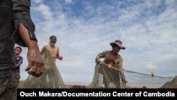 រូបឯកសារ៖ អ្នក​នេសាទ​លើក​មង​ចាប់​ត្រីនៅ​ដង​ទន្លេសាប​នៃ​ប្រទេស​កម្ពុជា។